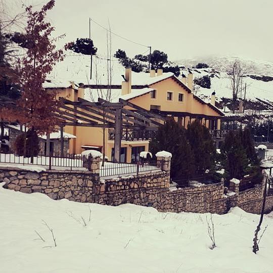 Guesthouse Mouses Калаврита Экстерьер фото